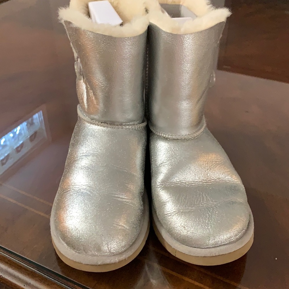 Girls Ugg Boots size 6.Gently worn but great condition.Pics reveal gentle wear.